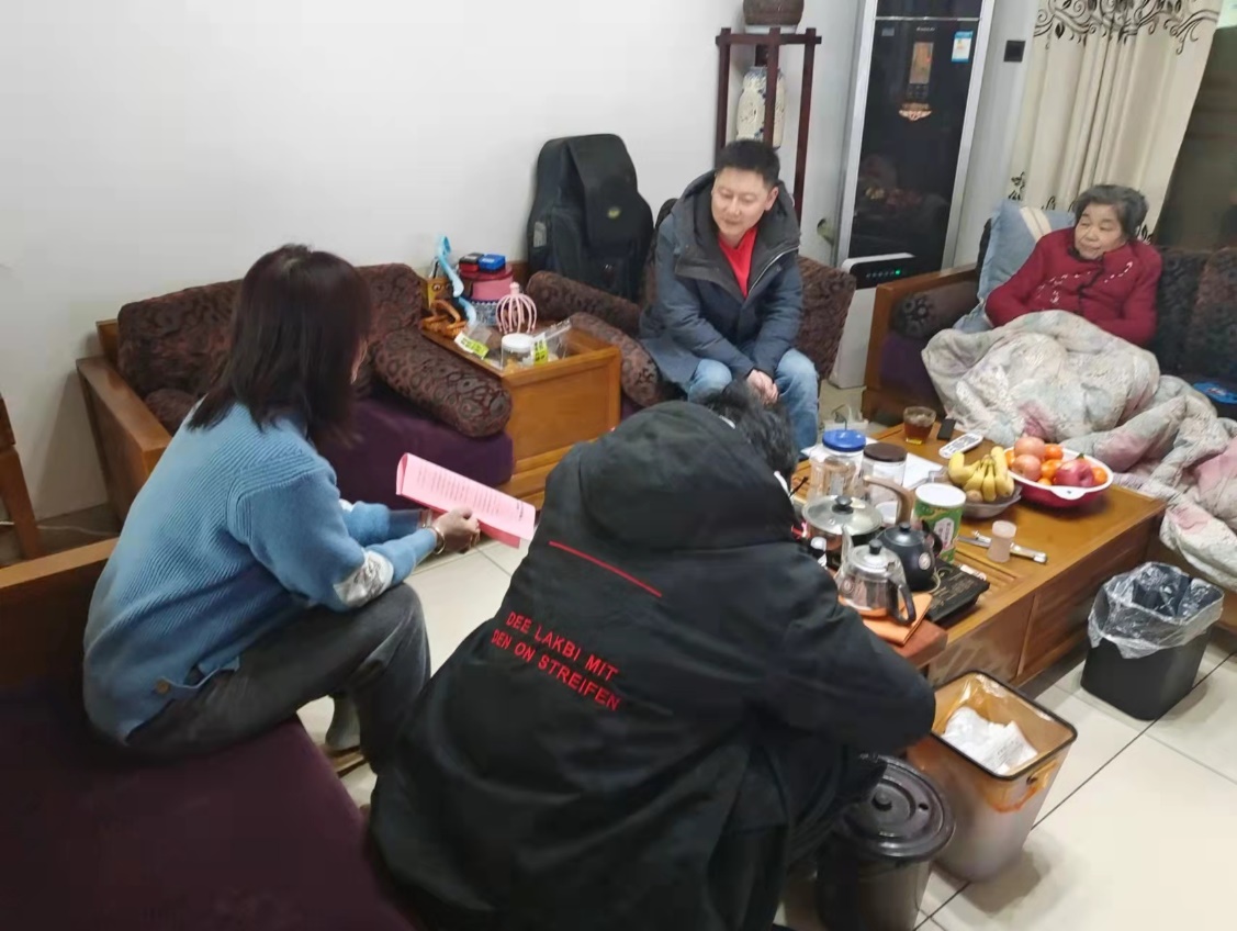 一群人坐在桌子前描述已自动生成