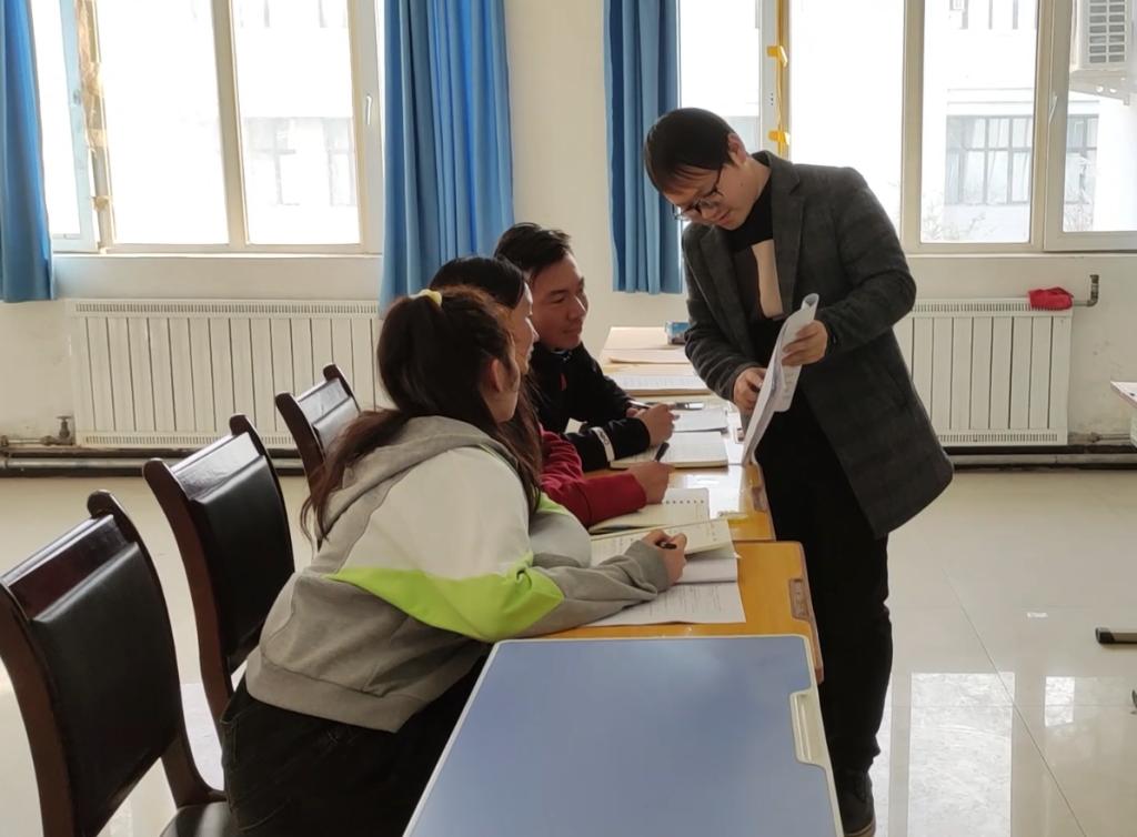 魏凡松在给少数民族学生进行自治区技能竞赛培训